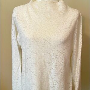 Banana Republic White Lace Top. Soft and Rich. Slight wide wrist shows off lace